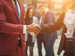 صافحي الآخرين بحزم (shutterstock.com)
