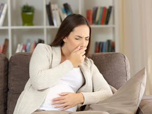50% من الحوامل يشعرن بالغثيان ما بين الأسبوع السادس حتى الأسبوع الثامن (shutterstock.com)