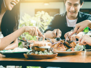 تناول طعام لذيذ بمشاركة الأصدقاء من العوامل التي تعدل المزاج (shutterstock.com)
