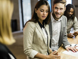 يجيد رجل الحمل التعامل مع النساء  (shutterstock.com)
