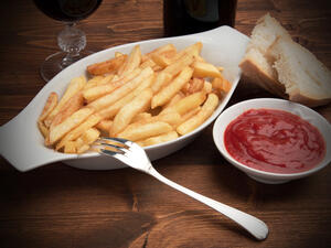 طريقة عمل البطاطس الذهبية (shutterstock.com)