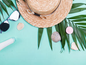 تمنحك القبعة إطلالة متميزة خلال فصل الصيف (shutterstock.com)
