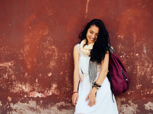 يمكنك وضع الوشاح بطرق مختلفة (shutterstock.com)
