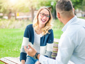 انعدام التواصل البصري رسالة واضحة لا مجال لسوء تفسيرها (shutterstock.com)