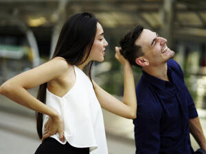 إذا كنتِ امرأة تلاحق شريكها أو تشعره دائما أنه محاصر سواء بكثرة الأسئلة (shutterstock.com)