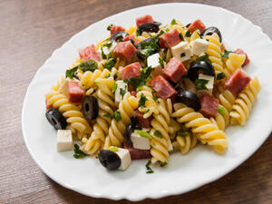 سلطة المعكرونة بالسلامي (shutterstock.com)