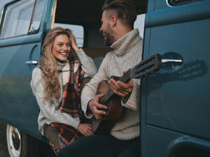 المرأة الجذّابة تمتلك صفات تجعلها محبوبة للرجال (shutterstock.com)
