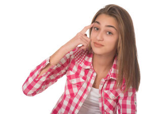 عندما تحاول ابنتك فرض رأيها حاولي أن تتعاملي مع الأمر بكل هدوء (shutterstock.com)
