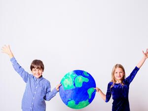 الأطفال يفكرون بشكل أعمق فيما يتعلق ببعض أوجه الحياة (shutterstock.com)