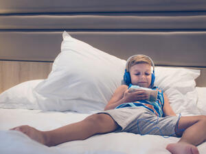 أن الضوء الأزرق الصادر عن الهاتف يمكن أن يضر برؤية طفلك (shutterstock.com)