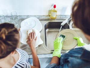 بإمكانك التخلص من الأوساخ المتراكمة داخل الخدوش بسهولة (shutterstock.com)
