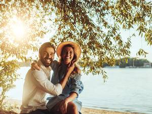 المرأة تنجذب للرجل المرح (shutterstock.com)