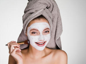 أجمع المتخصصون على أهمية النشا والزبادي للحصول على بشرة نضرة  (shutterstock.com)
