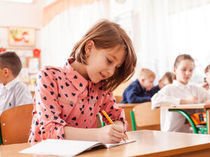 يجب الاسترخاء عند حل الامتحان وعدم التوتر (shutterstock.com)
