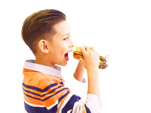 الوجبات السريعة خطرة على الأطفال يتمثل في السمنة وأمراض القلب (shutterstock.com)