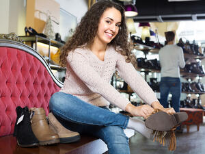 حيلة ذكية للحفاظ على حذائك المفضل نظيفًا في فصل الشتاء (shutterstock.com)