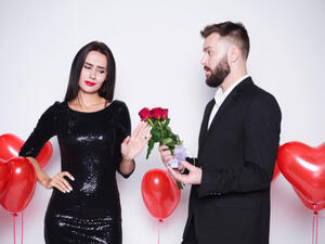 التجاهل والإهمال أهم مؤشرات بأنك تعيش مع شخص لا يحبك (shutterstock.com)
