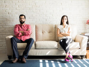 هناك بعض الرجال الذين لا يسمحون للزوجات بأخذ أوقات خاصة بهن (shutterstock.com)