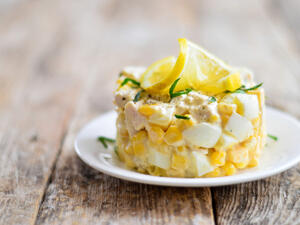 سلطة الدجاج والذرة بالمايونيز  (shutterstock.com)
