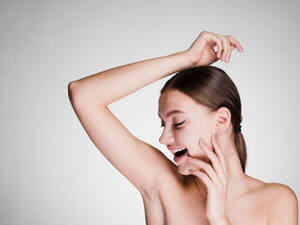 يمكنك تجنّب اسمرار الإبط والتعرف على طرق تفتيحه (shutterstock.com)