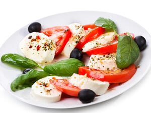 وصفة سلطة الطماطم والموتزريلا