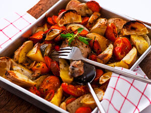 صينية الدجاج مع البطاطا (shutterstock.com)