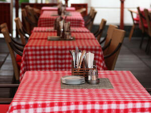 السعودية تحارب بذخ الطعام على طريقتها