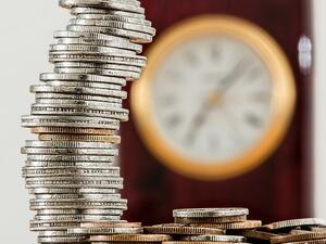 Here are four steps to help you detect the early signs of financial trouble before it hits you. (Pexels)