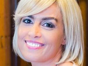 الفنانة سيمون