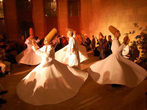 "رقصة التنورة" تثير الإعجاب في السهرات الرمضانية في الدول العربية