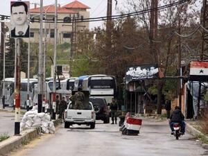  عددا كبيرا من النساء والاطفال وكبار السن على متن الحافلات 