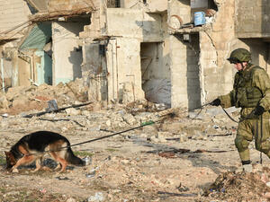 خبير من مفرزة إزالة الألغام الروسية في حلب
