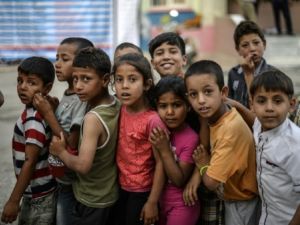 أيد صغيرة وعبء ثقيل