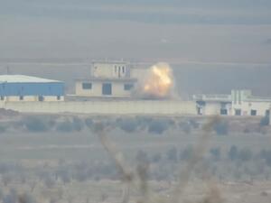 لحظة استهداف تجمع لقوات النظام بصاروخ موجه في ريف حماة الشمالي