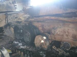 إحدى دبابات لواء الأقصى بعد حرقها من قبل عناصر اللواء