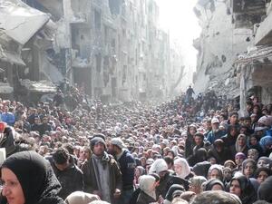 يعيش اللاجئون الفلسطينيون في سوريا أوضاعاً صعبة في الوقت الراهن