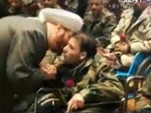 قبل حسون أيادي الجنود الجرحى الجالسين في الصف الأول