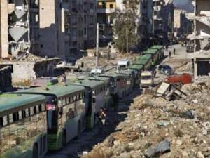 وصول قافلة من مخيم اليرموك إلى إدلب شمالي سوريا
