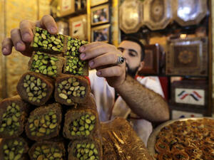 الفستق لا يغيب عن حلويات الشام

الفستق لا يغيب عن حلويات الشام 
