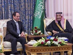 الرئيس المصري عبد الفتاح السيسي خلال لقائه بالعاهل السعودي الجديد الملك سلمان في الرياض