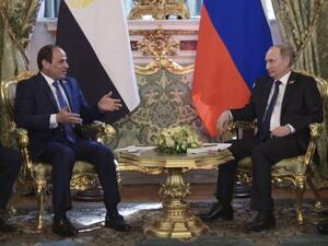 الرئيس المصري عبد الفتاح السيسي (الى اليسار) اثناء اجتماع مع بوتين في موسكو يوم التاسع من مايو ايار 2015
