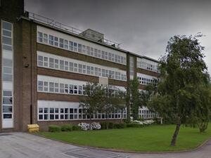 اتهمت المدرسة بعد اتخاذ إجراءات رغم الاعتداء والمضايقات المتكررة بدافع الكراهية