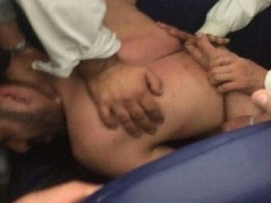 الراكب الجزائري أثناء تقييده من قبل طاقم الطائرة