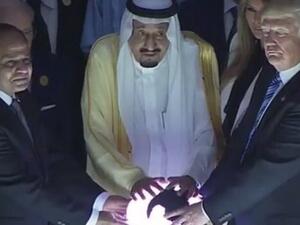 جسما أبيض ينير وسط الزعماء الثلاثة