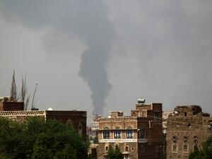 Smoke billows from a building hit by a Saudi-coalition airstrike on August 10, 2016. (AFP/Mohammed Huwais) Smoke billows from a building hit by a Saudi-coalition airstrike on August 10, 2016. (AFP/Mohammed Huwais)