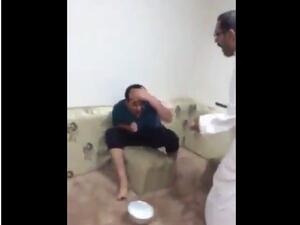 اب يعنف ابنه بسبب التدخين