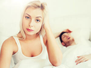 يحذر الخبراء من تناول عدد من الأطعمة قبل النوم لتجنب الشخير (shutterstock.com)