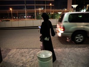 السجن والجلد لشاب سعودي تنكر بزي امرأة أثناء القيادة
