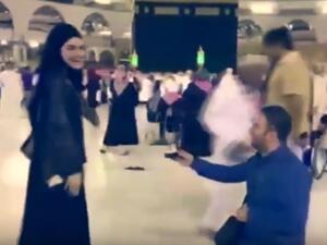 ركوع شاب ليطلب يد فتاة امام الكعبة