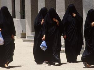 غضب من كاتب سعودي وصف نساء بلده بـ"أكياس الفحم"